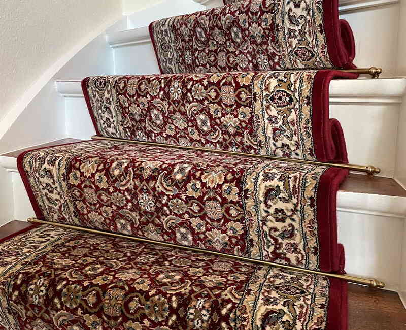 Handarbeit , die klassische Verlegung eines Treppenläufers