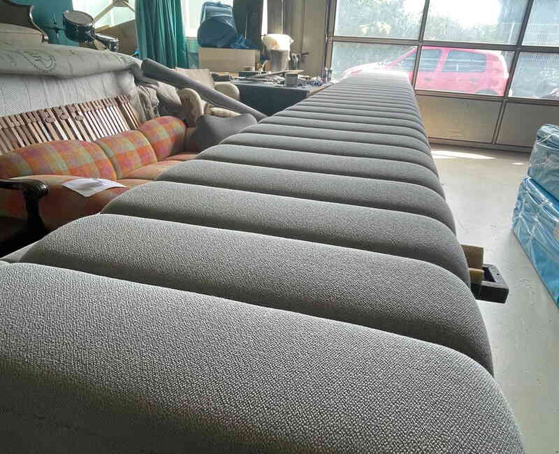 Zusammnenarbeit mit unserem Ladenbauer, hier eine 5 Meter Sitzbank